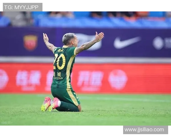 足球明星首秀不幸受伤严重断腿引发球迷热议与担忧